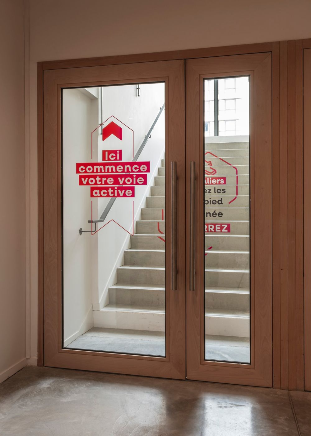 Porte vitrée « Ici commence votre voie active »