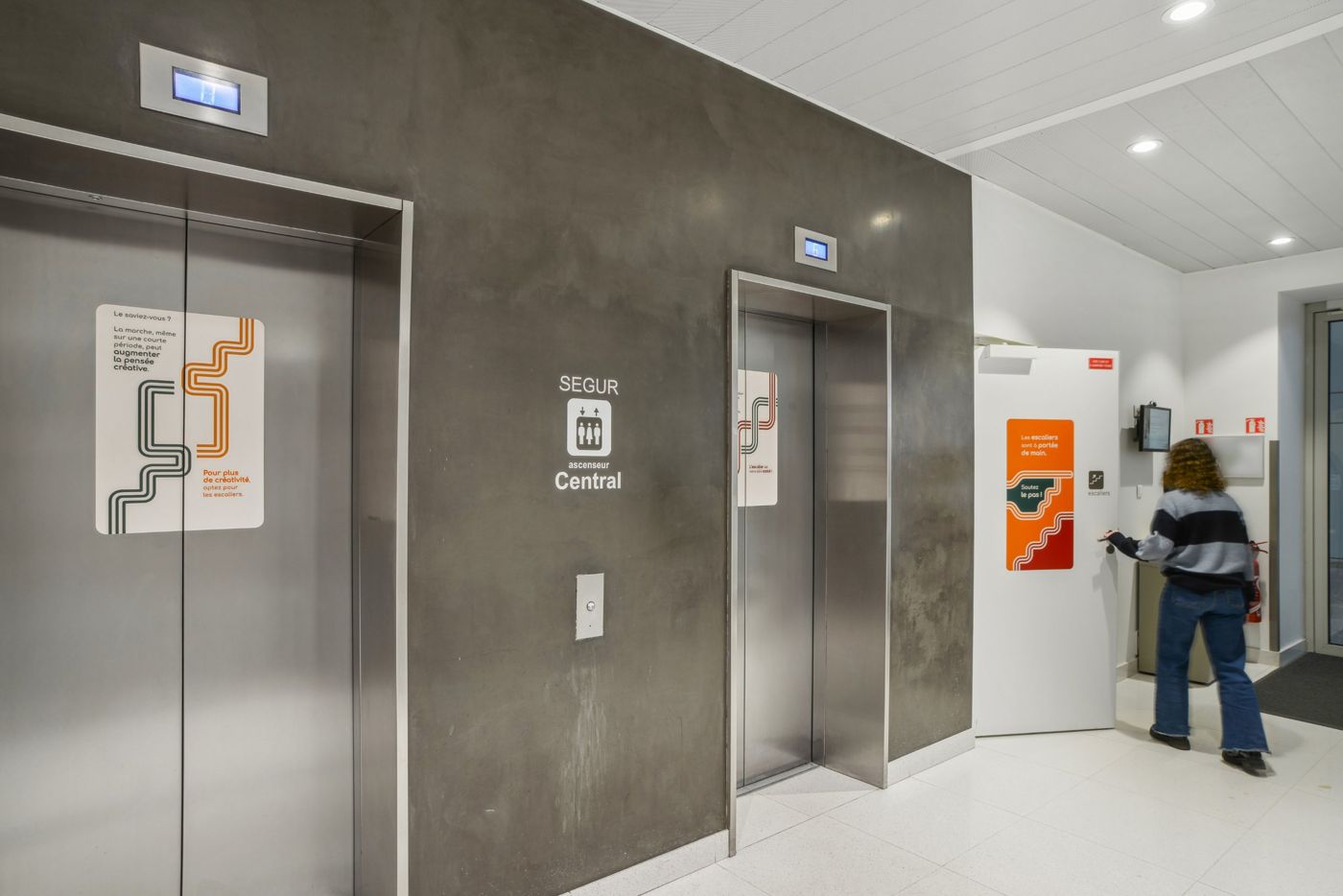 Affiches près des ascenseurs « Les escaliers sont à portée de main »