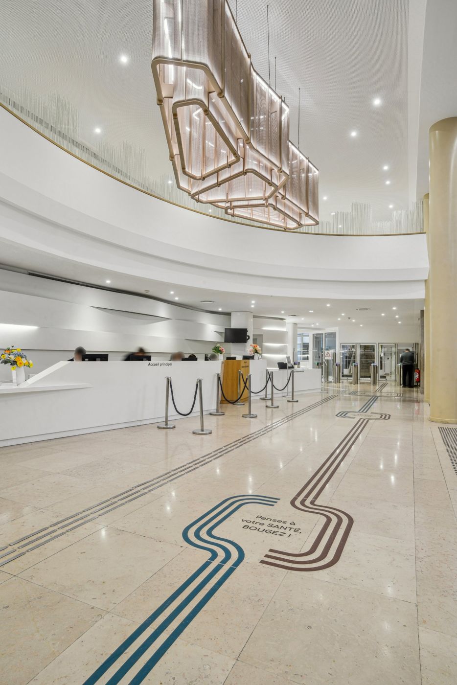 Hall avec parcours au sol « Pensez à votre santé, bougez ! »