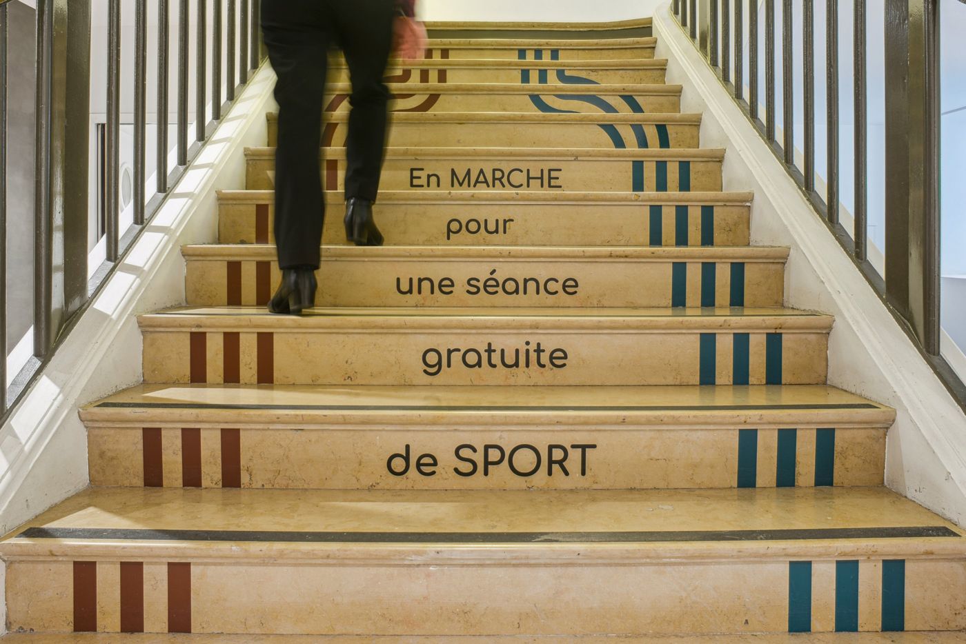 Escalier « En marche pour une séance gratuite de sport »