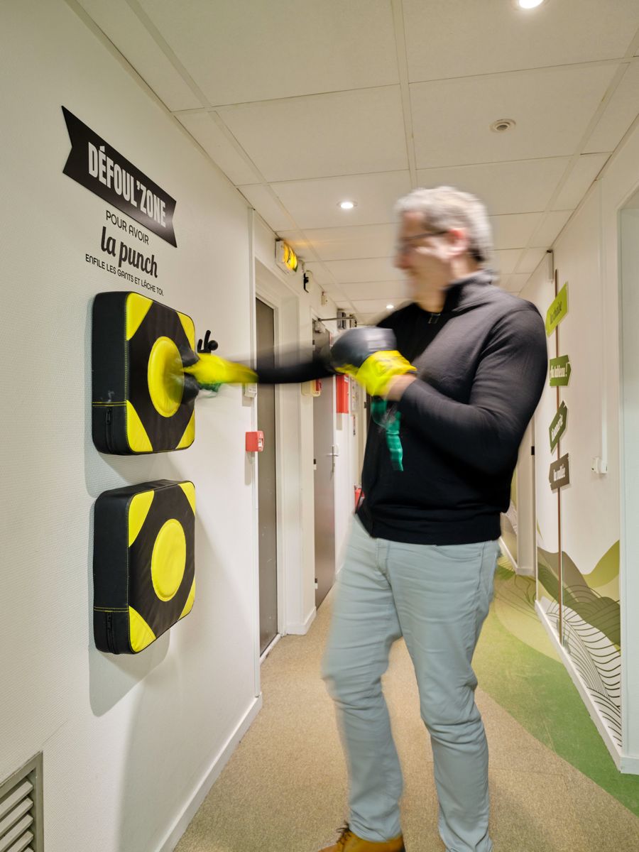 Défoul'zone avec gants et cibles de boxe dans un couloir de Printvallée